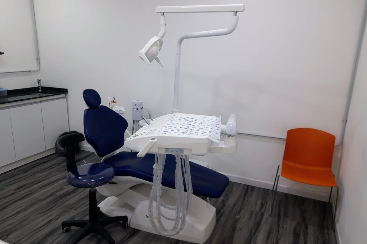 Consultorio interno con sillón azul