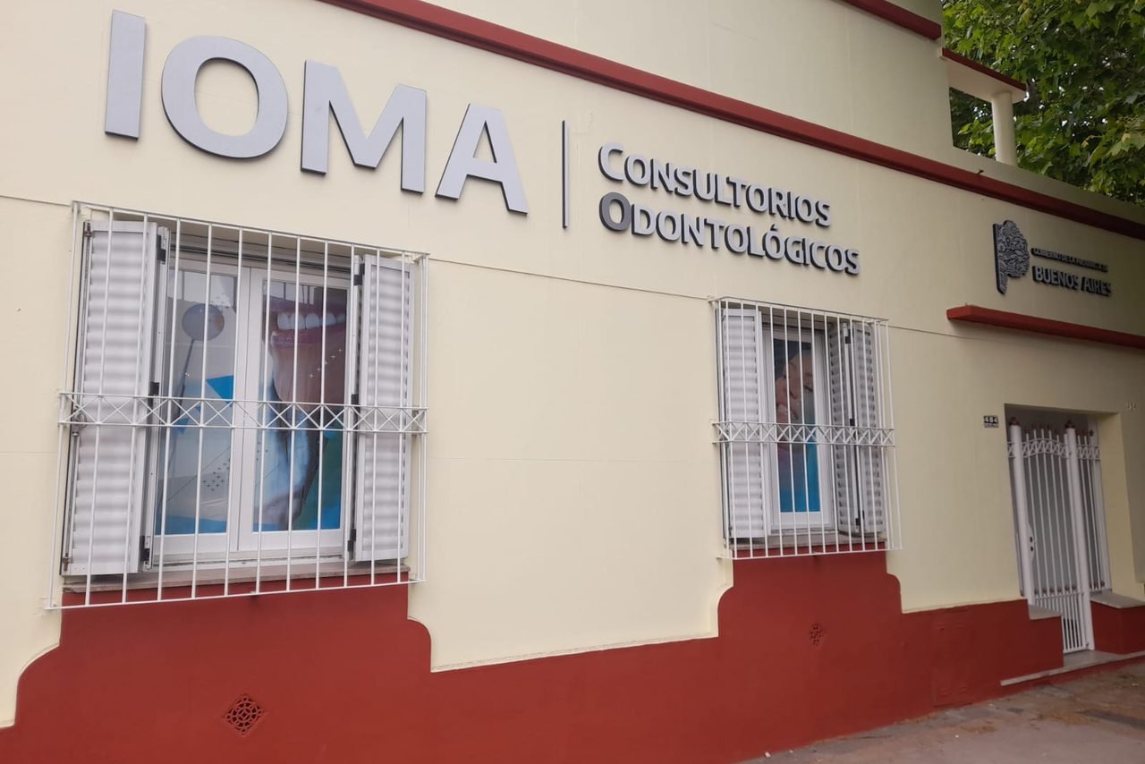 Cartel de Consultorios Odontológicos sobre el frente