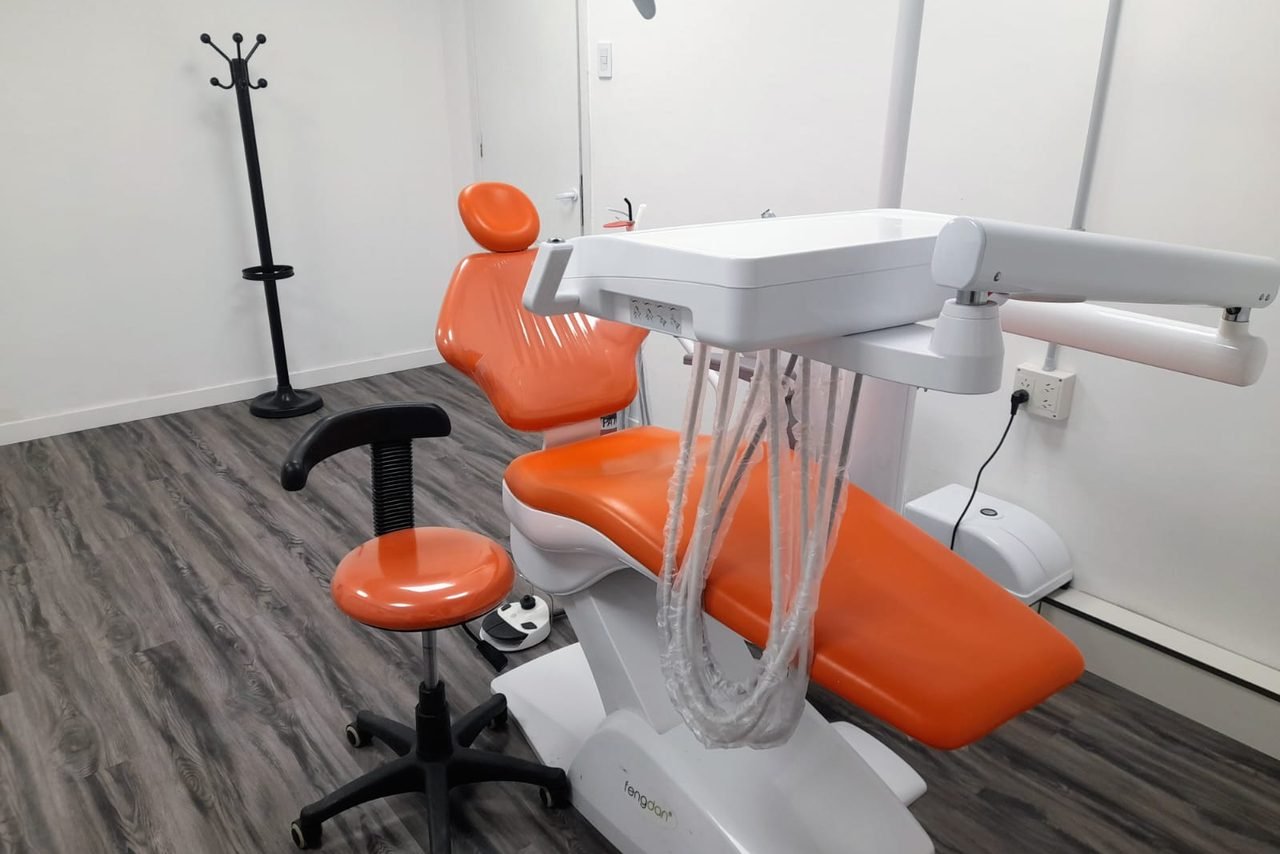 Consultorio interno con sillón naranja