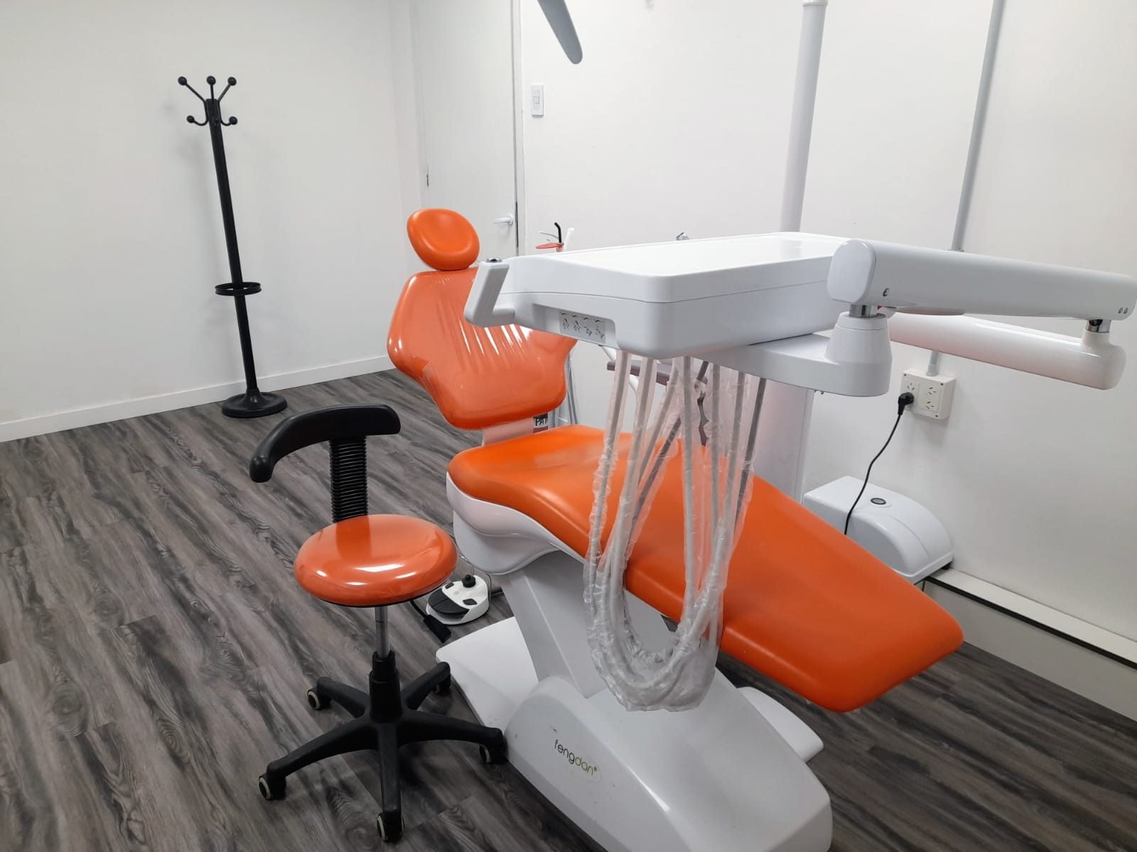Consultorio odontológico con sillón naranja