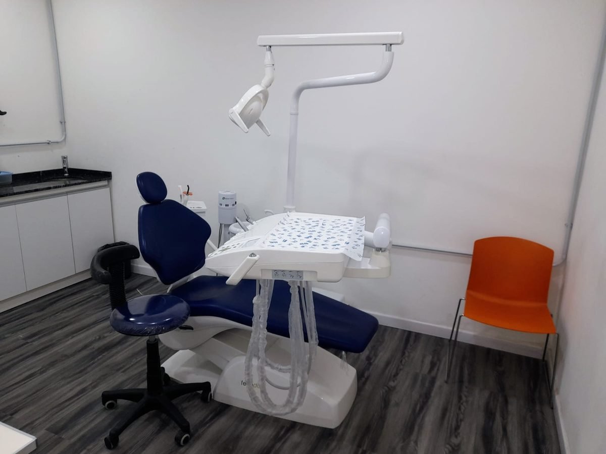 Consultorio con sillón azul y mesada